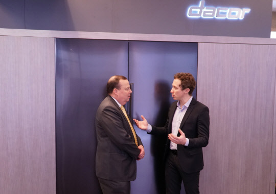 삼성전자가 지난 9월 인수한 고급 가전 브랜드 '데이코'가 10일(현지시간)부터 12일까지 미국 플로리다주 올란도에서 열리는 북미 최대 규모의 주방·욕실 관련 전시회 'KBIS 2017'에 참가한다. 데이코는 이 전시회에 빌트인 칼럼 냉장고와 대용량 프리미엄 기능의 프렌치도어 냉장고, 확 넓어진 조리공간을 자랑하는 프로레인지 등으로 이뤄진 2017년 '헤리티지' 제품군을 선보였다. <삼성전자 제공>